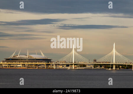 Stadio di calcio, isola krestovsky, gazprom arena, western alta velocità diametro (strada a pedaggio) San Pietroburgo, Russia vista dal ponte di P&O Arcadia Foto Stock