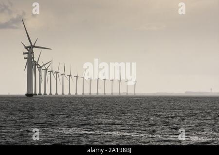 13.08.2019, Middelgrunden è un offshore wind farm in Øresund, circa 3,5 km fuori di Copenhagen, Danimarca. Quando è stato costruito nel 2000, è stata la più grande del mondo fattoria offshore con 20 turbine e una capacità di 40 MW. L'azienda fornisce circa il 4 per cento dell'elettricità per Copenaghen | Utilizzo di tutto il mondo Foto Stock