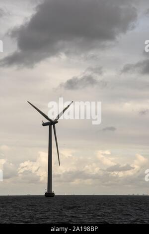 13.08.2019, Middelgrunden è un offshore wind farm in Øresund, circa 3,5 km fuori di Copenhagen, Danimarca. Quando è stato costruito nel 2000, è stata la più grande del mondo fattoria offshore con 20 turbine e una capacità di 40 MW. L'azienda fornisce circa il 4 per cento dell'elettricità per Copenaghen | Utilizzo di tutto il mondo Foto Stock