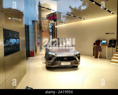 Settembre 25, 2019, Shanghai, Shanghai, Cina: ShanghaiÃ¯Â¼Å"CINA-secondo le relazioni, Weilai intelligente veicolo elettrico perso 41 miliardi di euro in quattro anni, bruciando denaro più velocemente di Tesla, 85 miliardi di valore di mercato è andato. Il 28 agosto 2019, Shanghai Centro Weilai Xingye Taigu esperienza Huihui Store, al centro della vasca idromassaggio della pubblica opinione, gli indipendenti high-end di pura energia elettrica modello SUV Weilai ES8. (Credito Immagine: © SIPA Asia via ZUMA filo) Foto Stock
