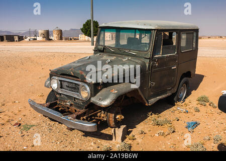 Un annata abbandonati SUV in un unnamed piccolo insediamento presso il Makkah Al Mukarramah Road Foto Stock