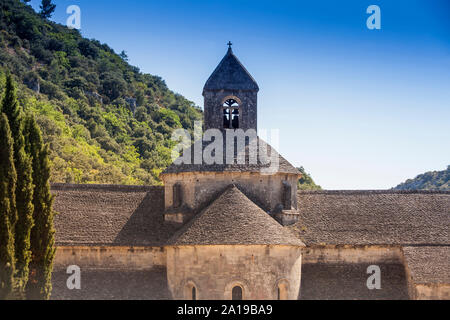 La romanica Abbazia Cistercense Abbaye Notre-dame de Sénanque, a Gordes, Provence, Francia Foto Stock