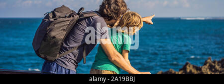 Padre e figlio i viaggiatori su fantastici Nusadua, Waterbloom Fontana, isola di Bali Indonesia. Viaggiare con bambini concetto banner, formato lungo Foto Stock