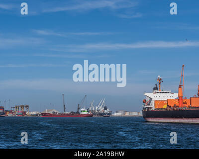 Dakar, Senegal - Febbraio 2, 2019: veduta del porto di Dakar in Senegal con grandi navi di piccole imbarcazioni, gru e carichi vicino al molo. L'Africa. Foto Stock