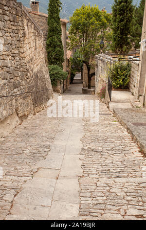 Viale medievale nella città vecchia di Bonnieux, dipartimento di Vaucluse, Regione Provence-Alpes-Côte d'Azur, in Francia, in Europa Foto Stock