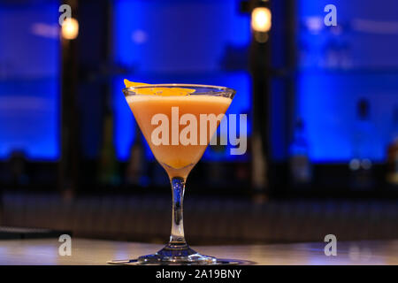 Cocktail alcolico in un bicchiere in un bar. Cocktail di frutta decorata. Foto Stock