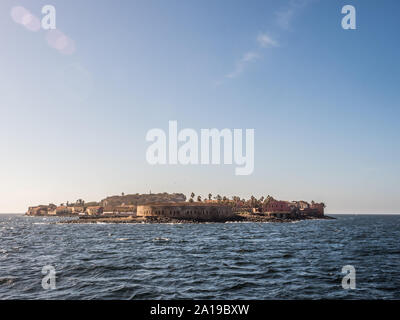 Vista Isola di Gorea con il fort e Dakar città visibile in background. Isola di Gorée. Dakar, Senegal. L'Africa. Île de Gorée. Foto Stock