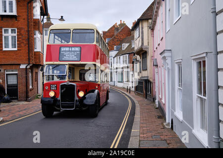 Vintage autobus a due piani che attraversa le stradine di Lewes, East Sussex Foto Stock