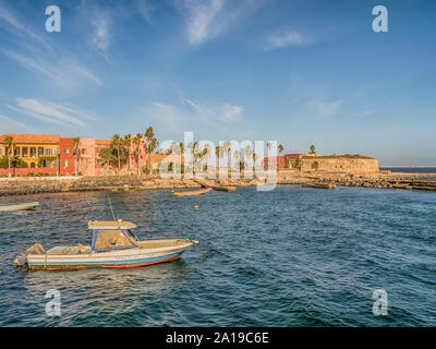 Gorea, Senegal- Febbraio 2, 2019: Vista di case colorate sull isola di Goree. Gorée. Dakar, Senegal. L'Africa. Foto Stock