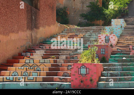 dipinte colorate scale esterne nel vecchio quartiere Foto Stock