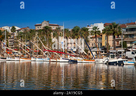 La barca a vela e barche da pesca nel porto di Bandol, Alpes-Maritimes, Cote d'Azur, in Francia meridionale, Francia, Europa Foto Stock