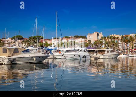 La barca a vela e barche da pesca nel porto di Bandol, Alpes-Maritimes, Cote d'Azur, in Francia meridionale, Francia, Europa Foto Stock