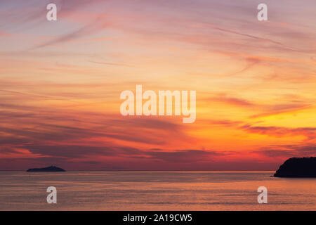 Colorato tramonto Cielo seascape sul mare Adriatico, costa dalmata vicino Dubrovnik, Croazia Europa Foto Stock