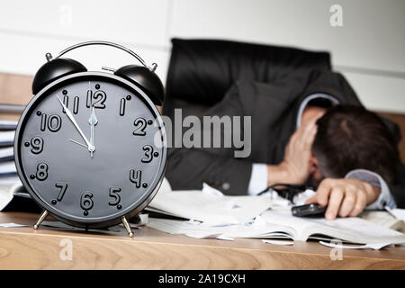 Imprenditore premuto verso il basso dopo aver ricevuto il messaggio errato. Foto Stock