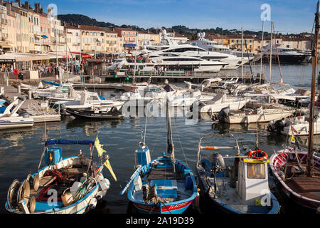 Le barche nel porto di Saint Tropez, Var, Provence-Alpes-Côte d'Azur, in Francia, in Europa Foto Stock