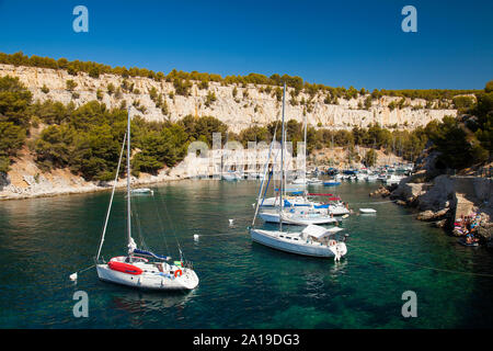 Barche a vela nel porto di Calanque de Porto Miou, Parc National des Calanques di Cassis, Bouches-du-Rhône, Provence-Alpes-Côte d'Azur, in Francia,l'Europa Foto Stock