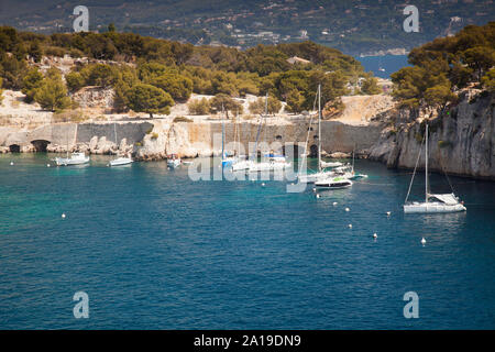 Barche a vela ormeggiata in una baia della costa rocciosa, Calanque de Port Pin, Provence, Francia Foto Stock