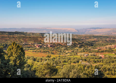 Vista sopra i villaggi di Tizi N'Tichka passano nelle montagne Atlas, Marocco Foto Stock