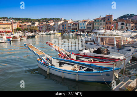 Barche e yacht nel porto di Cassis, Bouches-du-Rhone, Provence-Alpes-Côte d'Azur, in Francia meridionale, Francia, Europa Foto Stock