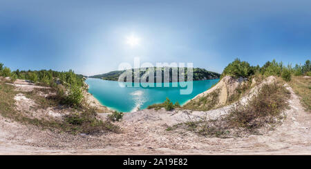 Visualizzazione panoramica a 360 gradi di Piena sferica perfetta hdri panorama a 360 gradi angolo di visione su chalkpit su Limestone Coast del grande lago turchese in giorno di estate in equirettangolare pr