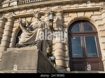 La scultura al di fuori dell'edificio Rudolfinum ingresso, una sala concerti e galleria d'arte a Praga, Repubblica Ceca Foto Stock