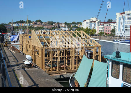 Visto lungo il porto di Bristol REGNO UNITO. La costruzione di una casa barca sul calcestruzzo anold barge il ferro. Foto Stock