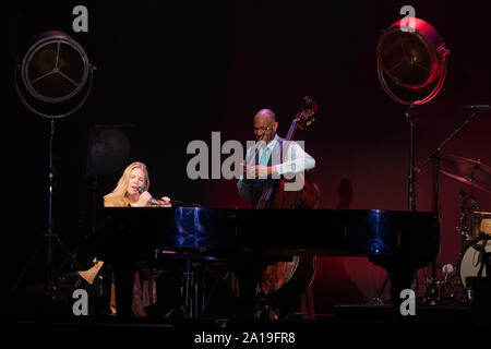 Settembre 23, 2019: Canadese pianista jazz e cantante Diana Krall esegue. (Credito Immagine: © Rishi DekaZUMA filo) Foto Stock