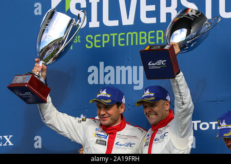 Driver della #91 Porsche GT Team Porsche 911 RSR Richard Lietz e Gianmaria Bruni festeggiare la conquista del LMGTE-Pro classe nel FIA WEC Foto Stock