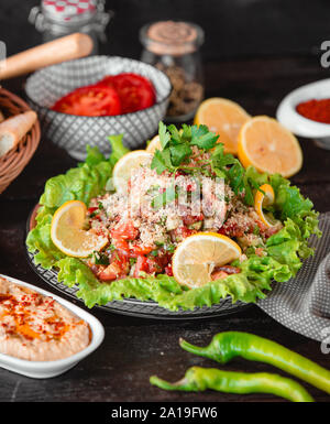 Speziata Insalata di couscous sulla tavola Foto Stock