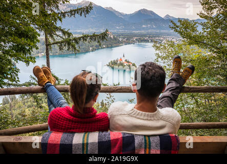 Coppia giovane godendo della vista a lago di Bled dal colle Foto Stock