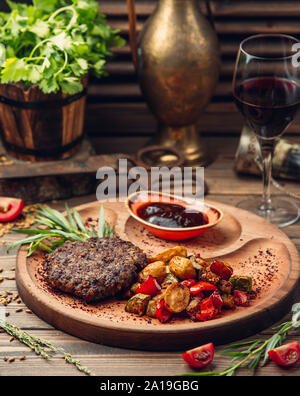 Fettine di carne con patate e verdura Foto Stock