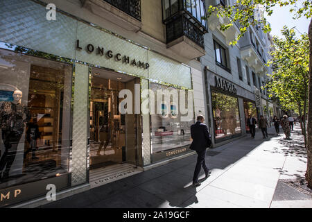 Calle de Serrano nel cuore di Madrid, il quartiere Salamanca, per designer di lusso merci, Mardrid,España Foto Stock