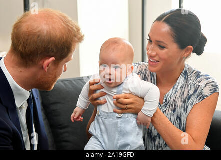 La Gran Bretagna è il principe Harry e sua moglie Meghan, duchessa di Sussex, tenendo il loro figlio Archie, soddisfare l'arcivescovo Desmond Tutu (non mostrato) a Desmond & Leah Tutu Fondazione Legacy di Città del Capo in Sud Africa, 25 settembre 2019. REUTERS/Toby Melville/Piscina Foto Stock