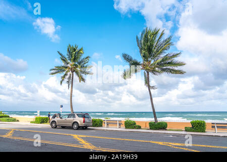 Palm Beach, Florida, Stati Uniti d'America - 14 Settembre 2019: Worth Avenue torre dell orologio in USA Foto Stock