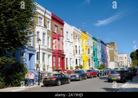 Colorate case a schiera su una strada di Notting Hill, Royal Borough di Kensington e Chelsea, Londra W11, England, Regno Unito Foto Stock