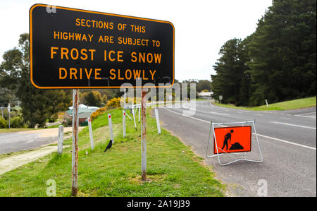 Un australiano cartello stradale avvisa i conducenti della possibilità di brina, neve e ghiaccio lungo la A300 Foto Stock