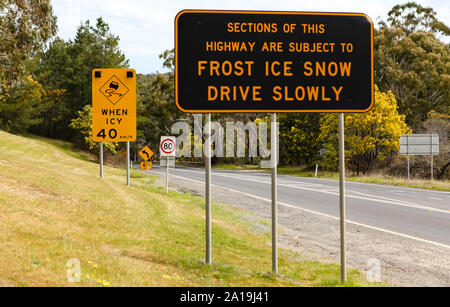 Un australiano cartello stradale avvisa i conducenti della possibilità di brina, neve e ghiaccio lungo la A300 Foto Stock