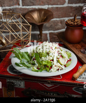 Insalata di verdure, melograno, formaggio e mele Foto Stock