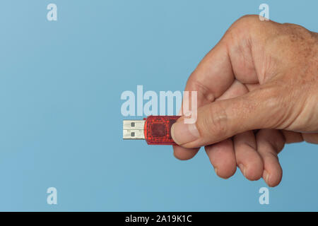 Mano che tiene un flashdrive Foto Stock