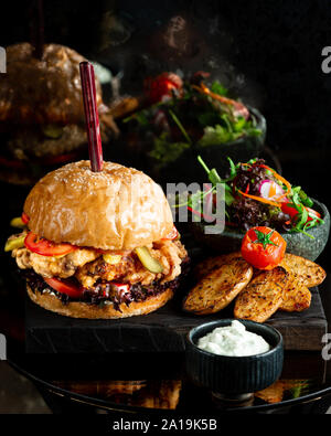 Deliziosi hamburger di carne sul pannello di legno Foto Stock