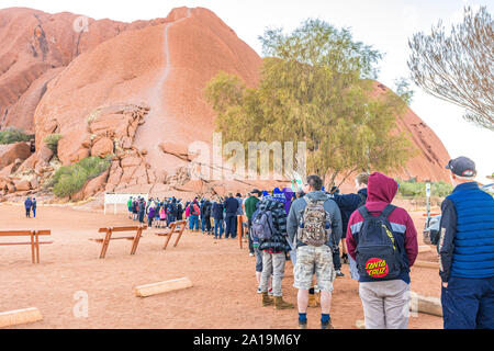 Uluru, NT, Australia. Xxi Sep 19. La folla gregge di scalare Uluru prima che il governo australiano il divieto a partire dal 26 ottobre 2019. Foto Stock