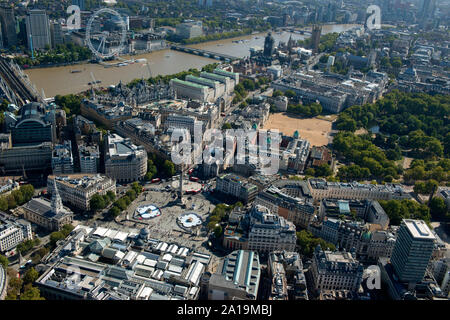 Una veduta aerea da Trafalgar Square a Westminster e il fiume Tamigi con la sfilata delle Guardie a Cavallo Foto Stock
