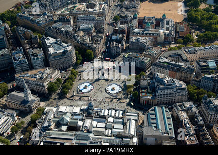 Una veduta aerea da Trafalgar Square a Westminster e il fiume Tamigi con la sfilata delle Guardie a Cavallo Foto Stock