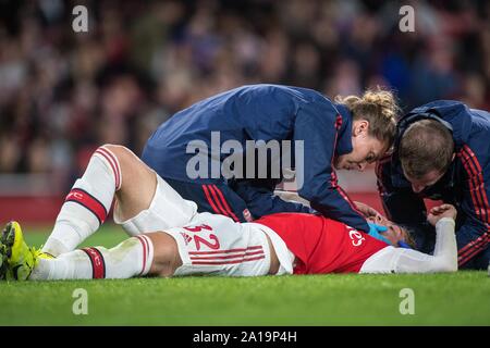 Londra, Inghilterra - 24 settembre: Emile Smith Rowe dell'Arsenal FC feriti durante il Carabao Cup terzo turno match tra Arsenal FC e Nottingham Forrest all'Emirates Stadium il 24 settembre 2019 a Londra, Inghilterra. (Foto di Sebastian Frej/MB Media) Foto Stock