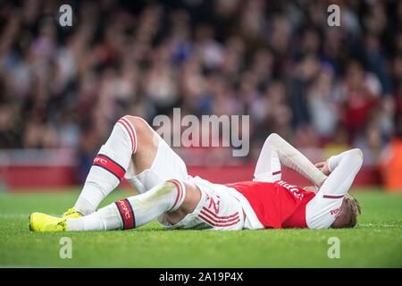 Londra, Inghilterra - 24 settembre: Emile Smith Rowe dell'Arsenal FC feriti durante il Carabao Cup terzo turno match tra Arsenal FC e Nottingham Forrest all'Emirates Stadium il 24 settembre 2019 a Londra, Inghilterra. (Foto di Sebastian Frej/MB Media) Foto Stock