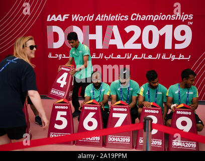 Il Qatar. Xxv Sep, 2019. L'atletica IAAF, Campionati del Mondo Al Khalifa International Stadium: aiutanti preparare i cappucci di partenza allo stadio. Credito: Michael Kappeler/dpa/Alamy Live News Foto Stock