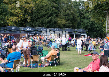 Gran numero di persone che vivono al di fuori di Abington Park Cafe, Northampton Inghilterra Foto Stock