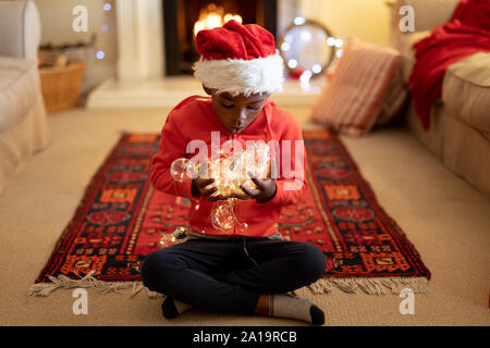 Ragazzo a casa al tempo di Natale Foto Stock