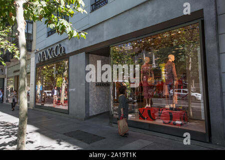 Calle de Serrano nel cuore di Madrid, il quartiere Salamanca, per designer di lusso merci, Mardrid,España Foto Stock