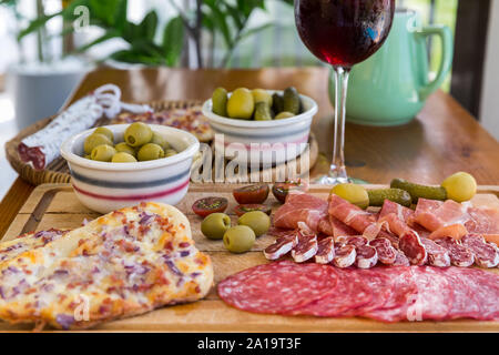 Stuzzichini spagnoli, tavolo con antipasti sfiziosi spuntini e vino Foto Stock